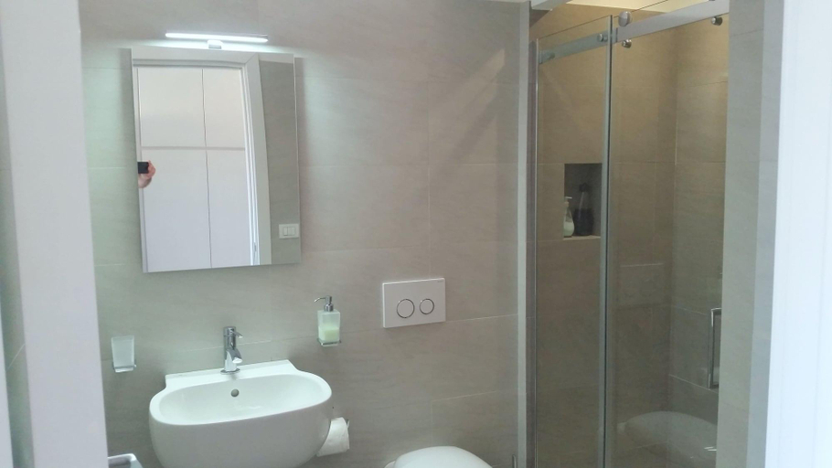 Bathroom 5, Younique, Napoli