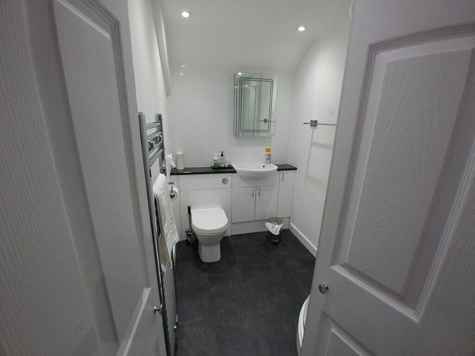 Bathroom 4, Rose and Crown, Pembrokeshire
