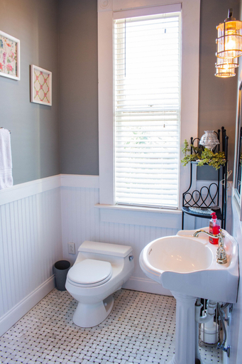 Bathroom 4, Peacock Place, Dodge