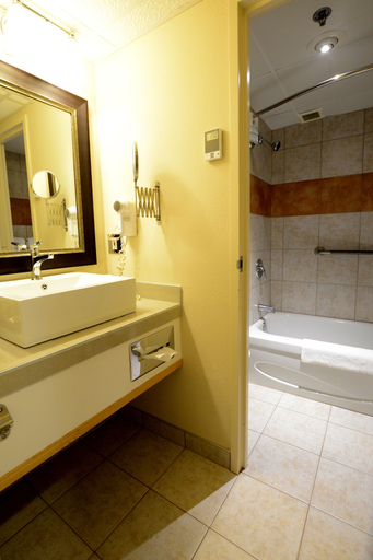 Bathroom 5, La Saguenéenne - Hôtel et Centre de Congrès, Le Fjord-du-Saguenay