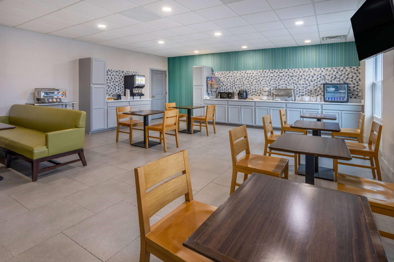 Food & Drinks 5, Wingate by Wyndham Waldorf/Washington DC Area, Charles