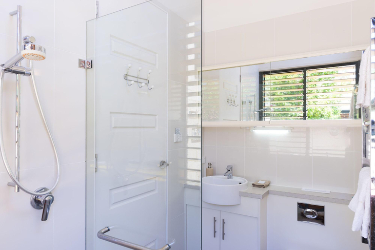 Bathroom 5, By The Beach Bed And Breakfast Holiday Apartments, Shoalhaven - Pt B