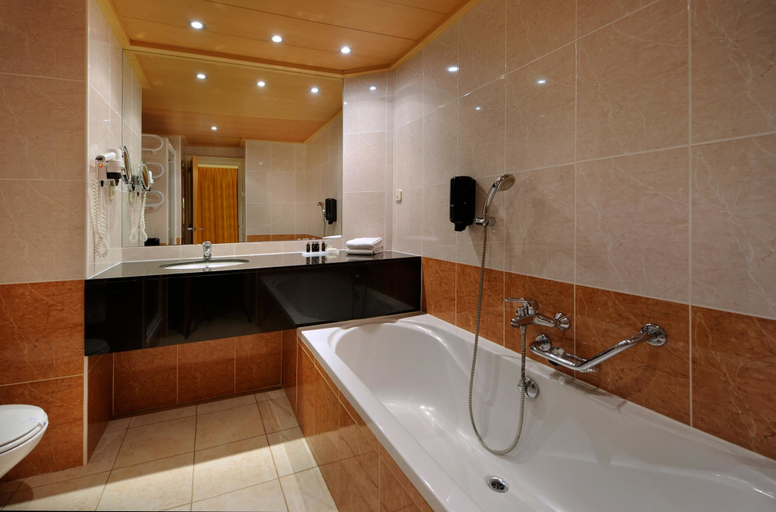 Bathroom 4, Van Der Valk Hotel Barcarola, Girona