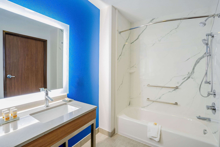Bathroom 4, La Quinta Inn & Suites by Wyndham Katy, Fort Bend