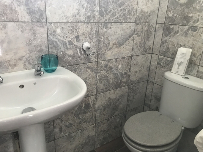 Bathroom 4, Pinewood Lodge, Leicestershire