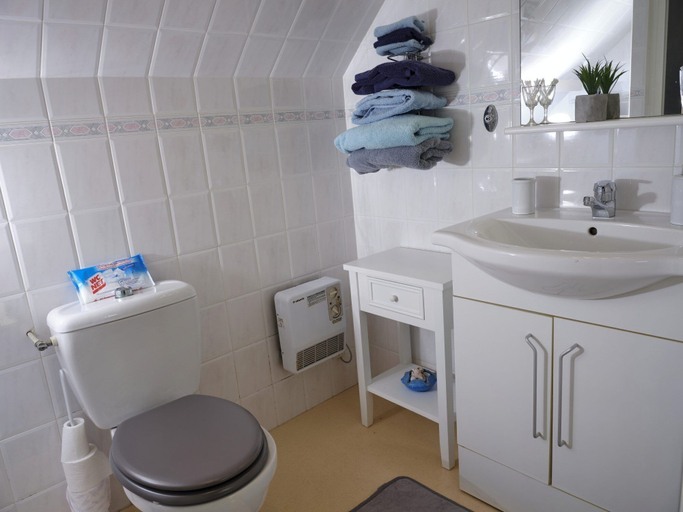 Bathroom 5, Les Roses, Finistère