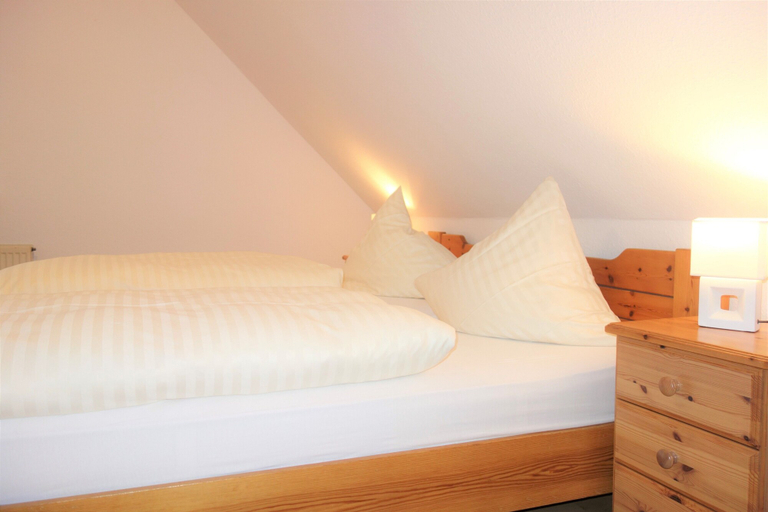 Bedroom 3, Hotel-Restaurant Zum Musikalischen Wirt, Oberbergischer Kreis