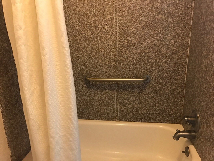 Bathroom 2, Woodville Inn, Tyler