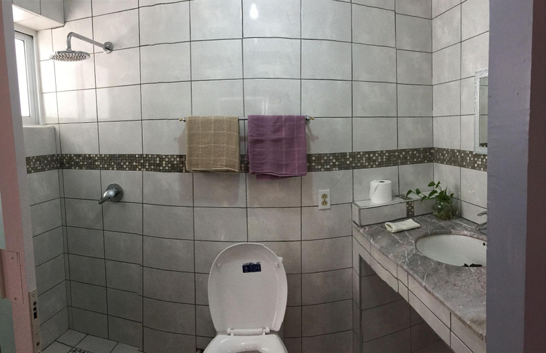 Bathroom 4, Huerta Don Felipe, Irimbo