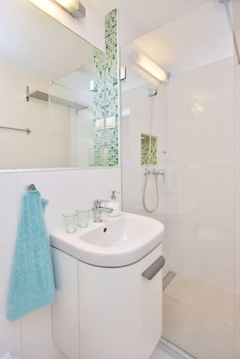 Bathroom, Dob 11 Apartment I., Budapesti