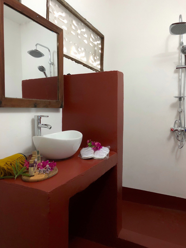 Bathroom, Maji Villa, Kusini