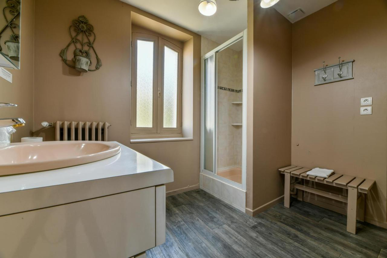 Bathroom, Hotel du Commerce, Landes