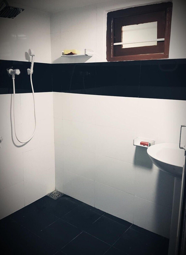 Bathroom 3, Spl inn, Trincomalee Town and Gravets