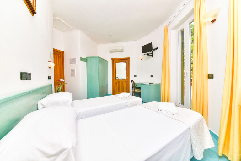 Bedroom 3, Hotel Pineta, Napoli
