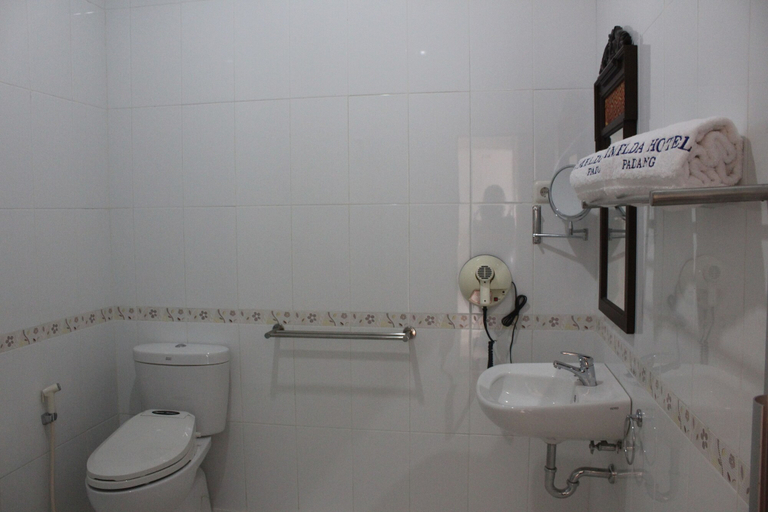 Bathroom 5, Imelda Hotel Waterpark and Convention, Padang