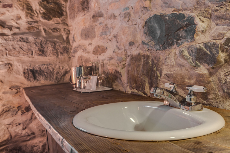 Bathroom 3, Auberge Nuits St-Georges, La Haute-Yamaska
