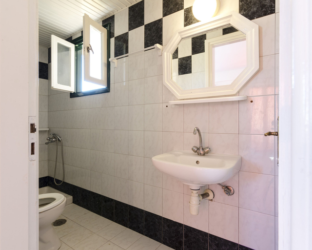 Bathroom 5, Pelagia Maria, Crete