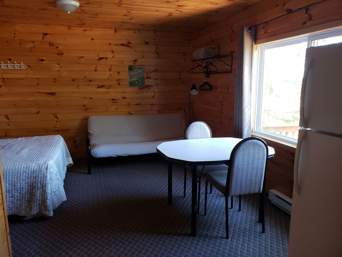 Bedroom 3, Red Lodge Resort, Manitoulin