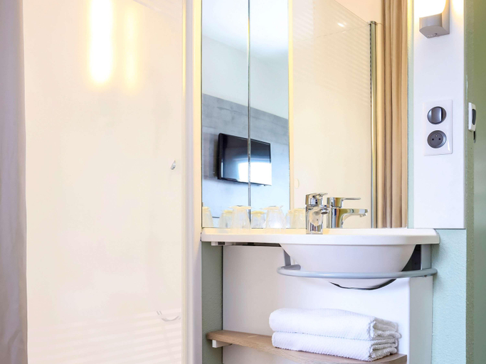Bathroom 5, Ibis Budget Abbeville, Somme