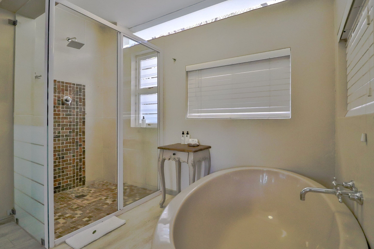 Bathroom 5, Hermanus Lodge on the Green, Overberg