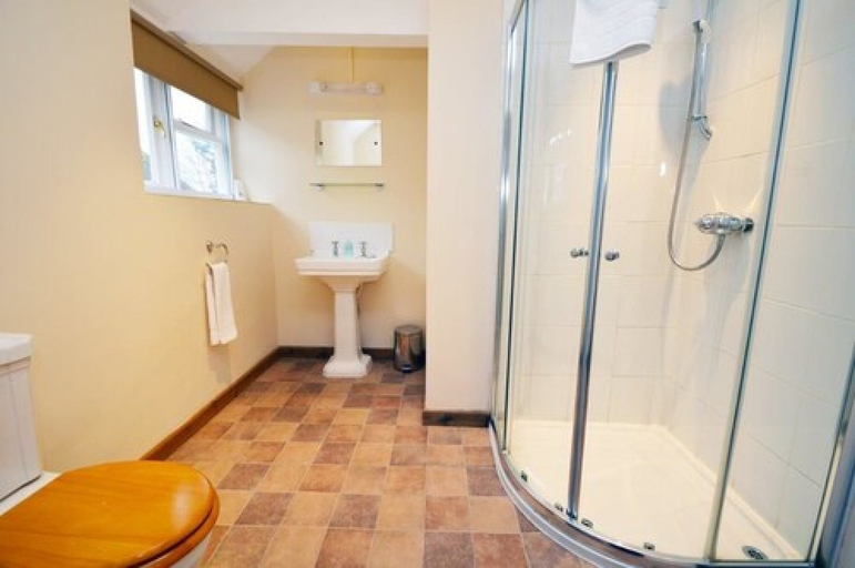Bathroom 5, Volunteer Inn, Gloucestershire