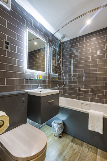 Bathroom 4, The Rutland Arms Hotel, Derbyshire