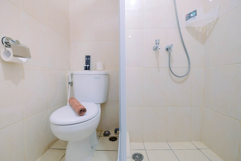 Bathroom 3, Wonderful Studio The Springlake Summarecon Apartment, Bekasi