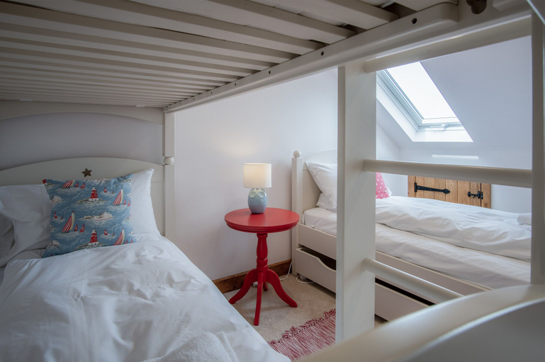 Bedroom 2, Highfield - 3 Bed - Llanmadoc, Swansea