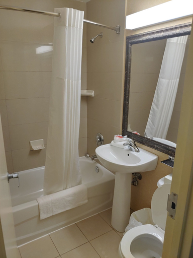 Bathroom 4, Econo Lodge City Centre, Frontenac