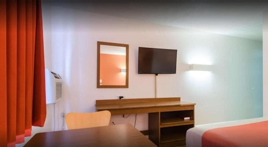 Bedroom 5, Rodeway Inn Emporia, Lyon