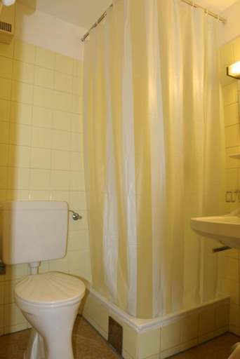 Bathroom 4, Hotel Terminus Vienna, Wien