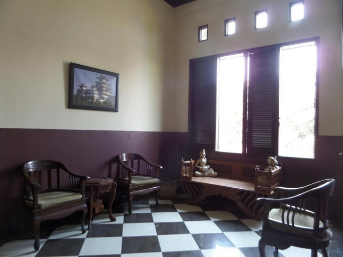Public Area 2, De Clove Guest House, Malang
