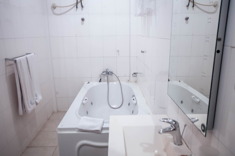 Bathroom 3, Oceanic Resort, Accra