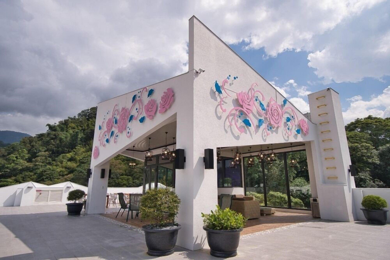 Exterior & Views 17