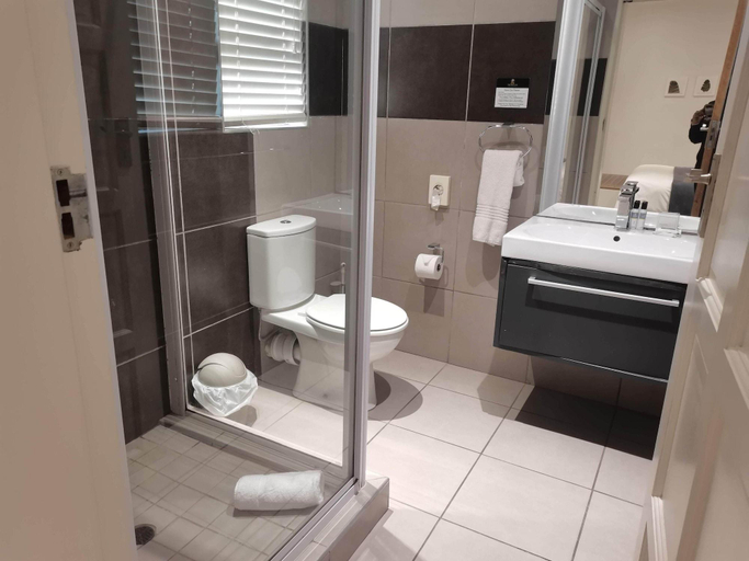 Bathroom 4, The Paralian, Buffalo City