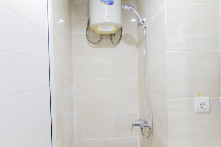 Bathroom 2, Bright Studio Apartment at Springwood Residence, Tangerang