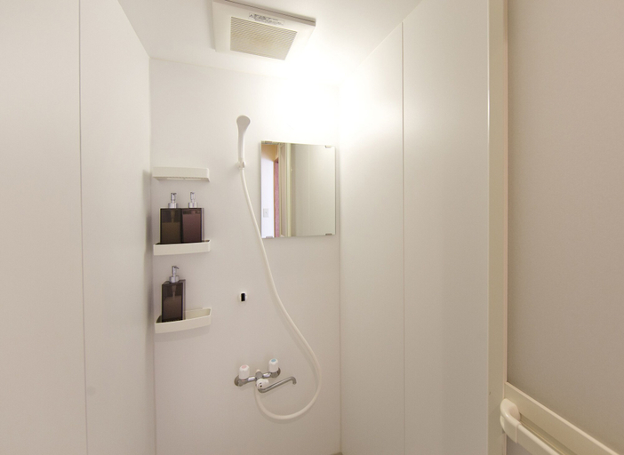 Bathroom 5, The Pax Hostel, Cafe & Records, Osaka