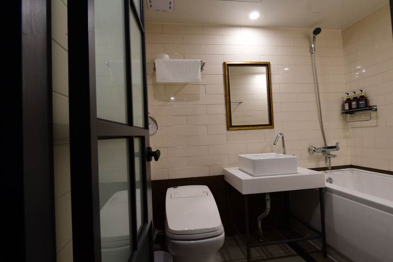 Bathroom 4, Brown Dot Daeyeon, Nam