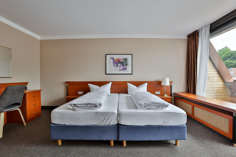 Bedroom 3, Hotel Quellenhof, Baden-Baden