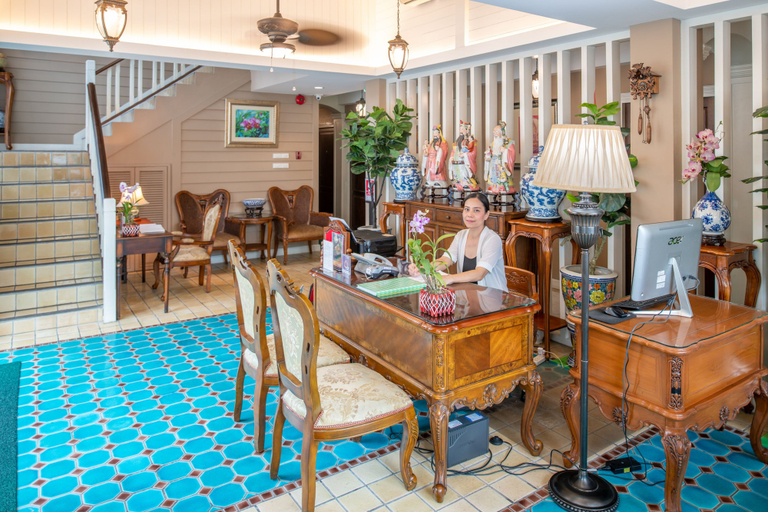 Food & Drinks 5, The Orchid House 153, Phra Nakhon