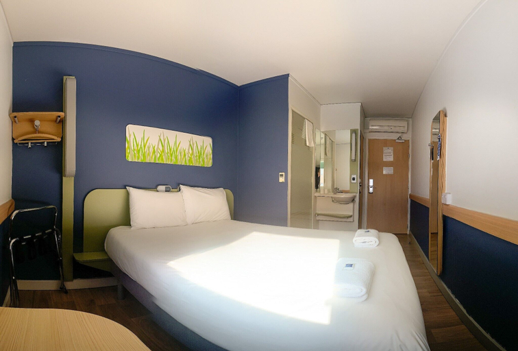 Bedroom 4, ibis budget Belfast City Centre, Belfast