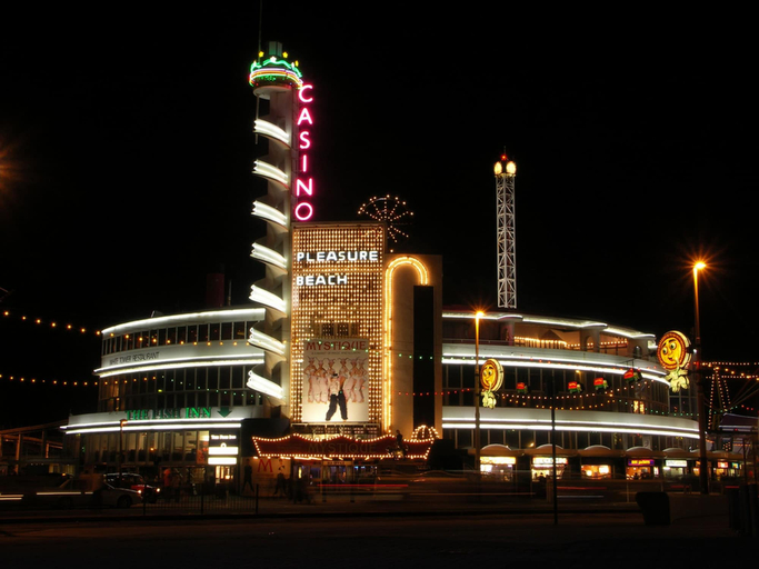 Exterior & Views 2, Pleasure Holiday Apartments, Blackpool