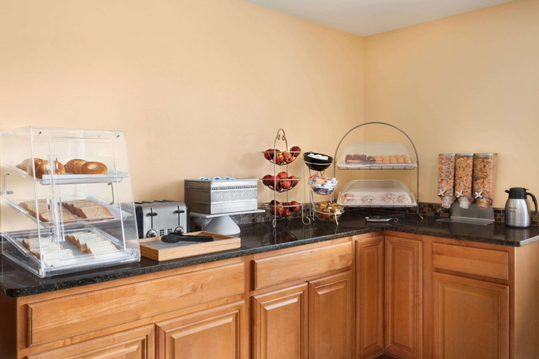 Food & Drinks 5, Days Inn by Wyndham Middletown/Newport Area, Newport