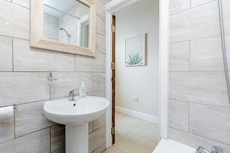 Bathroom 4, WelcomeStay Clapham Junction 2 bedroom Apartment, London