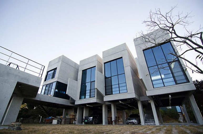 Exterior & Views