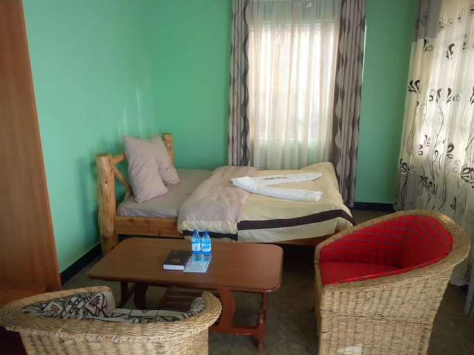 Others 5, Buens Lugar Hotel, Kieni