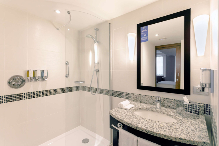 Bathroom 3, Hampton by Hilton Cluj-Napoca, Cluj-napoca
