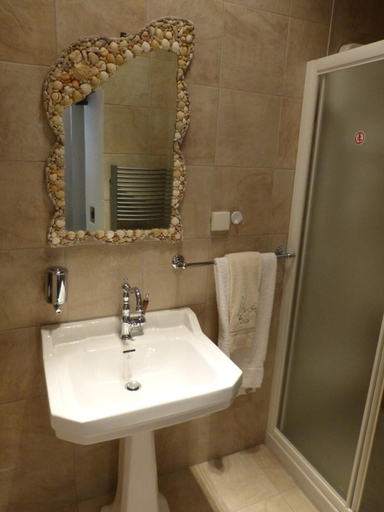 Bathroom 5, Ta Xelidonakia, Thessaly