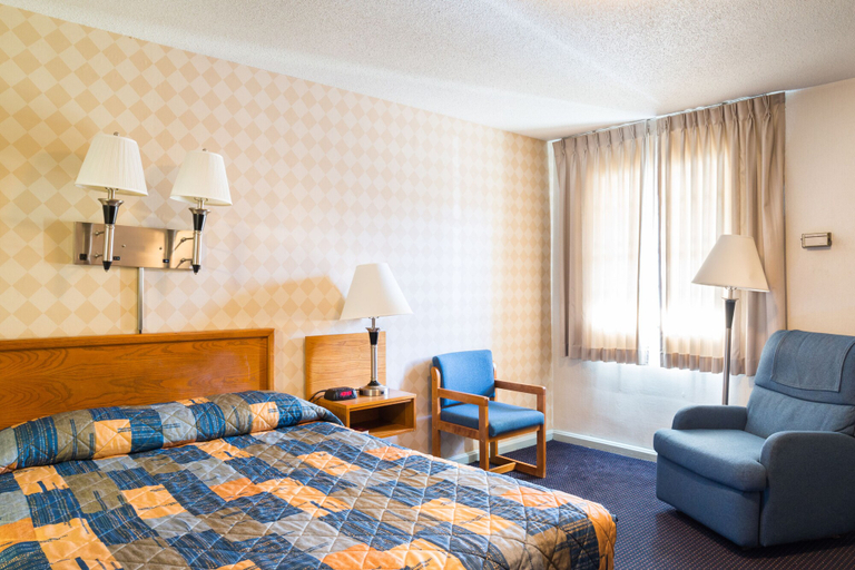 Bedroom 2, Budget Host Travelers Motel, Fairfax