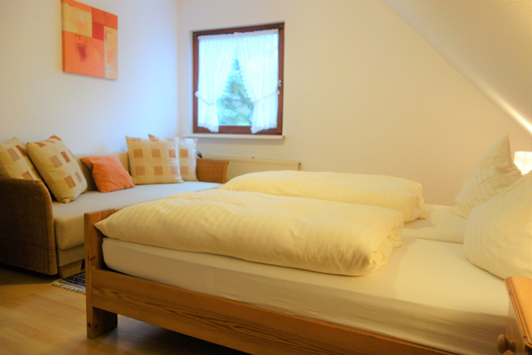 Bedroom 4, Hotel-Restaurant Zum Musikalischen Wirt, Oberbergischer Kreis